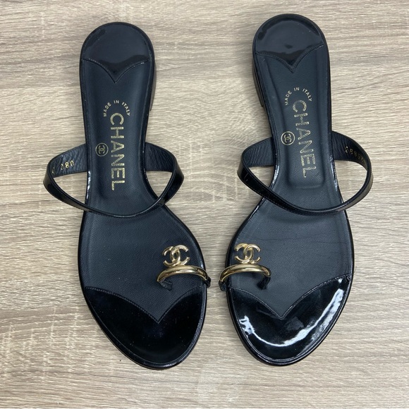 Chanel Black Patent Leather Gold Logo Toe Ring/Charm Flip Flop Sandal Size 39 - Picture 1 of 10